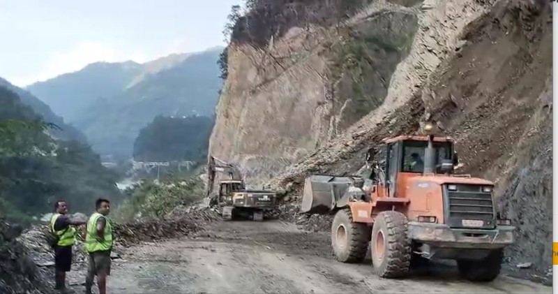नारायणगढ–मुग्लिन सडकखण्ड पहिरोको कारण अवरुद्ध, एकतर्फी खुलाउने प्रयास जारी